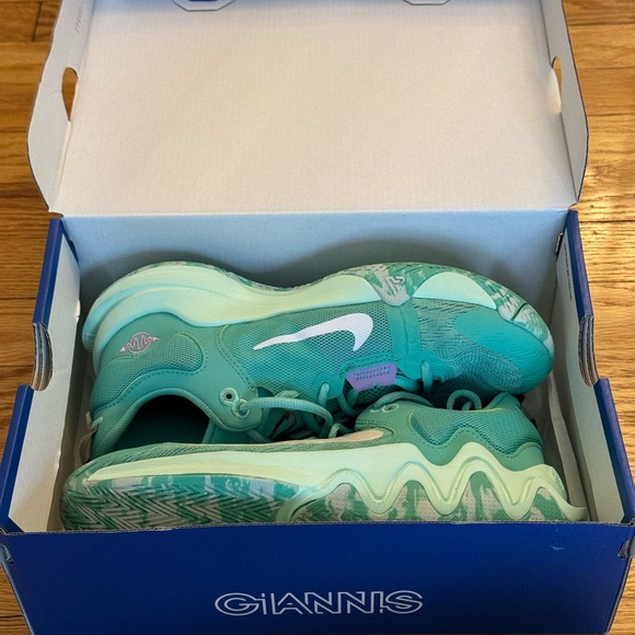 Giannis Immortality 2, basketball sneaker, kids size 6. Very good condition. - Picture 7 of 9